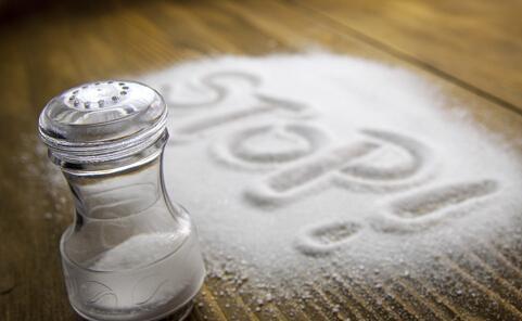 长期大量吃盐影响健康 怎样合理使用食用盐呢？